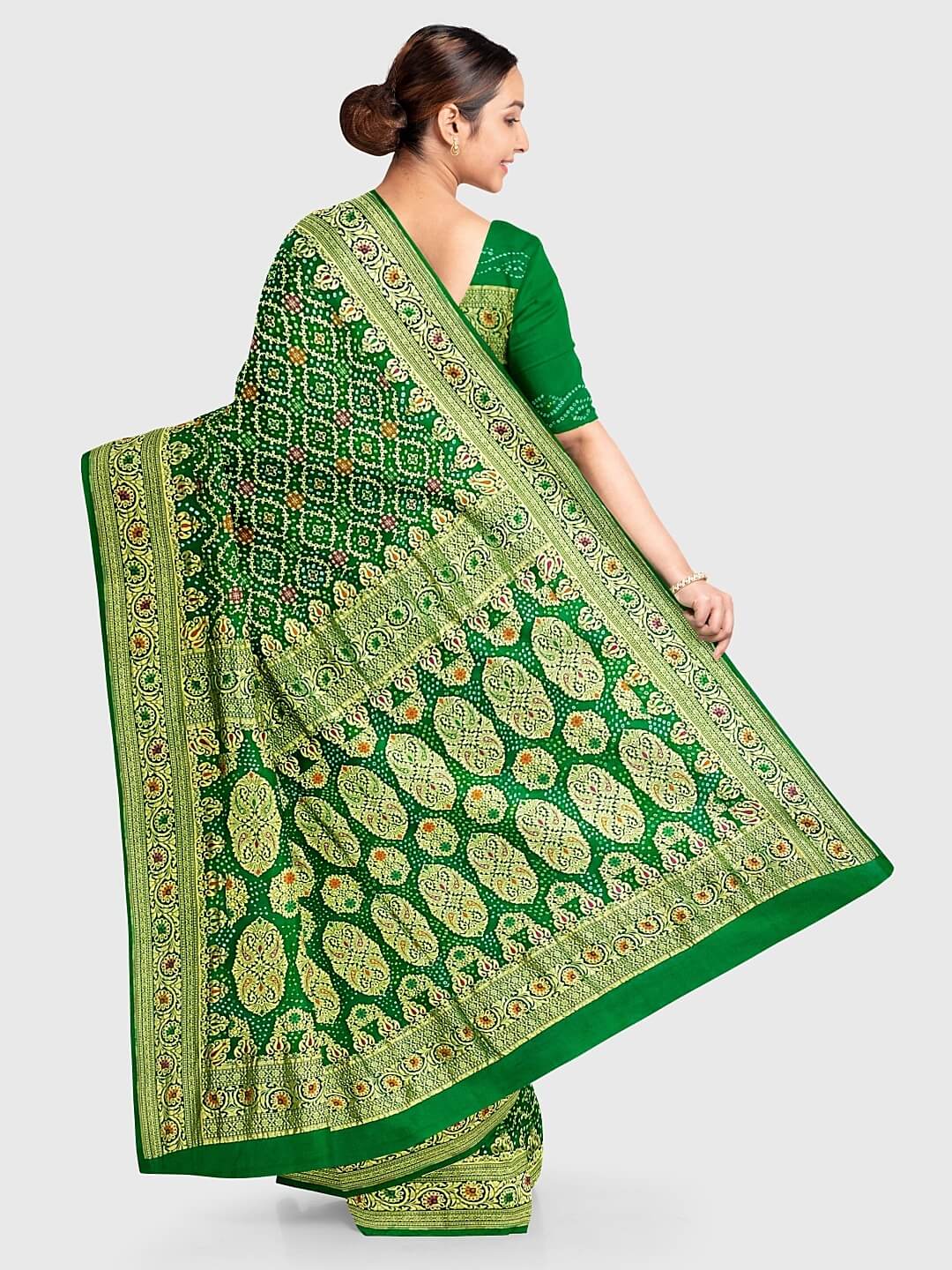 Karwa Chauth 2021 Styling Tips to wear Banarasi Saree with western fusion |  Karwa Chauth 2021 Styling Tips: करवा चौथ के मौके पर बनारसी साड़ी को देना  चाहती हैं मार्डन लुक, इन