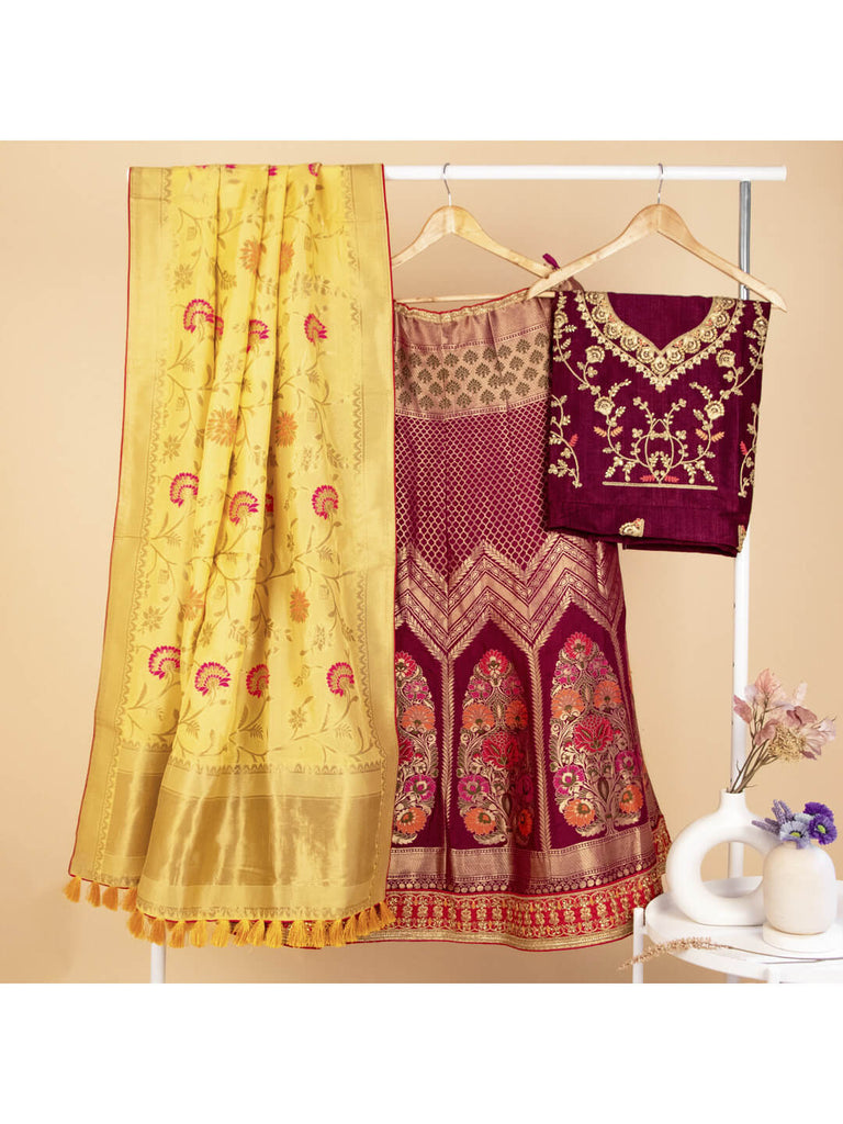 अंतरा मारवाह की गोद भराई में शनाया ने कैरी किया ये सुंदर लहंगा, ये हर  ब्राइड्समेड्स की लिस्ट में होनी चाहिए | Shanaya Kapoor wore an ethnic  embroidered lehenga | TV9 ...